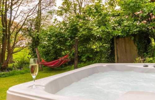 Chalet Lodge 3 Hot Tub by Interhome - Foto 2