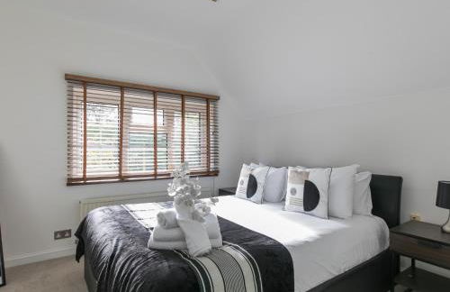 Idyllic Home in Picturesque Village of Wraysbury - Pass the Keys - Foto 25