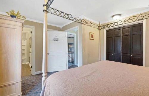 Peaceful Historic Villa with Hot Tub & Pool near Downtown Nashville, Tennessee - Photo 15