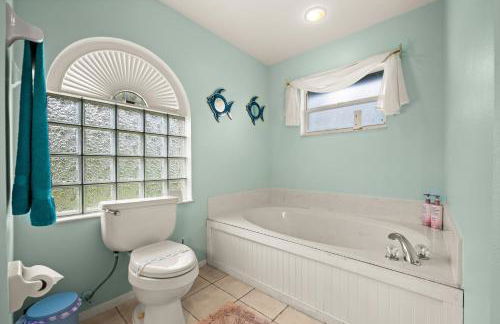 Sunny Oasis Getaway -Heated Pool-Mini Golf-Near Beach - Foto 9