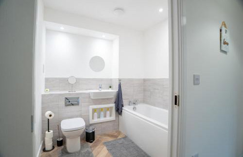 2 Bed Stylish Stay - By Holiday homes - Foto 23