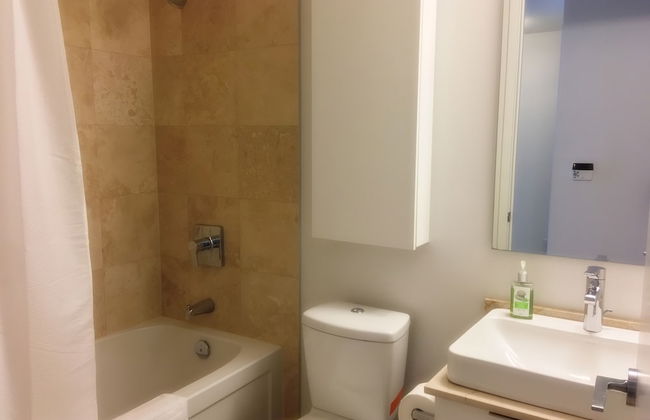 TO Stays - York and Lakeshore - Foto 13