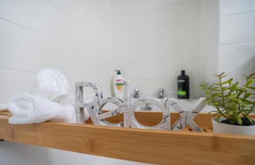 Modern Apartment -Free Parking - by Holiday Homes - Foto 18