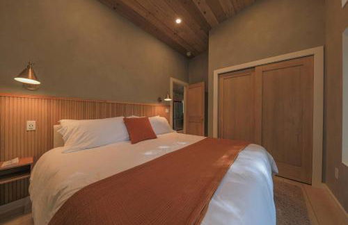 Cozy Luxury Cabin w Hot Tub, Fire Pit, King Bed - Foto 29