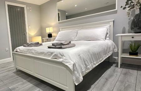 Modern Luxury Private Detached 1 Double Bedroom Studio Apartment - Super Fast Wifi - Foto 1