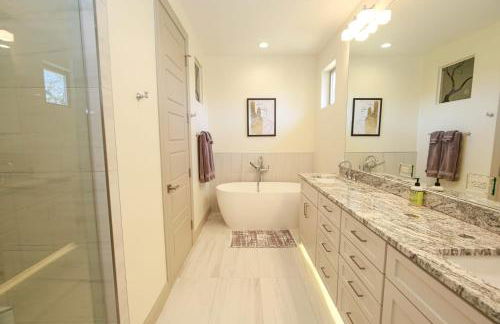 Contemporary, Luxury Retreat on Lake LBJ with Heated Pool - Foto 16