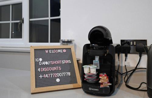 Spacious Modern 4BR Home 2 Luxury Bathrooms Private Parking Near M54, M6, JLR & WV1 - Foto 5