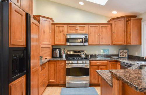 Walk to Bass River Beach Game Room! - Foto 12