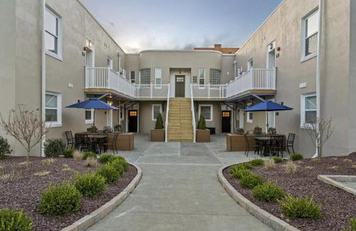 Upscale 2BR suite With Free Parking and Walkable Area - Foto 30