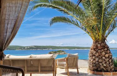 Apartments by the Beach with Pool and Lounge Beds - Miral Apartments - Foto 2