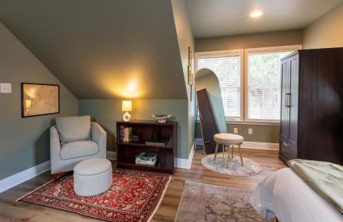 Artsy Downtown Retreat w Hot Tub - Foto 35