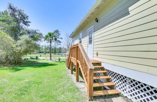 Lovely Carrabelle Home with Lake Views and Pool Access - Foto 21