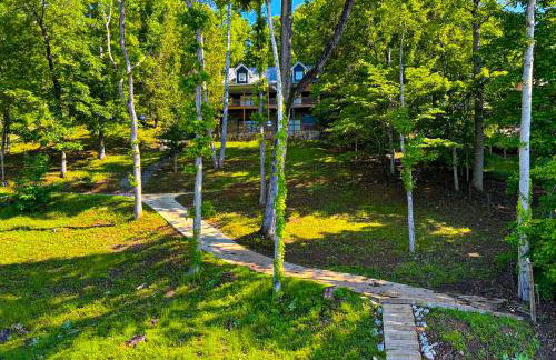 Lakefront Cabin Sleeps 14 - 2 Level Dock - Sun Deck - Foto 26