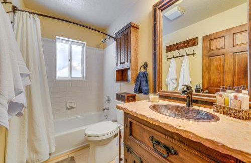 Wyoming Cabin with Hot Tub and Mountain-View Deck - Foto 15