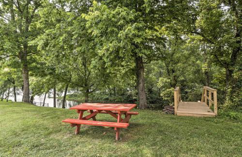 Mountain Home Cottage with Deck on White River! - Foto 25