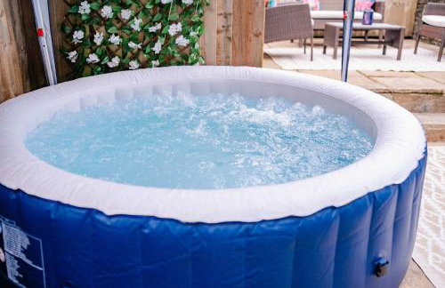 3BR 2Bath Home with Hot Tub Games Room By Stadium with Fast WiFi & Free Parking - Foto 49