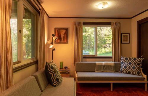 Retro Retreat Charming Home with Hot Tub & Fire Pit - Foto 11