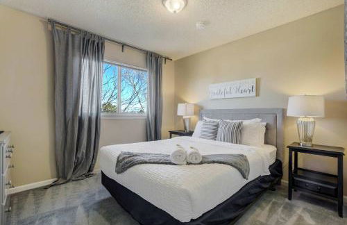 Deep Blue Spacious Escape w Hot Tub & Playground - Foto 42