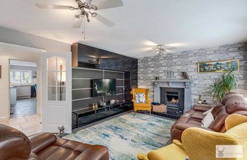 Silver Stag Properties Large 4 bed Property - Photo 1