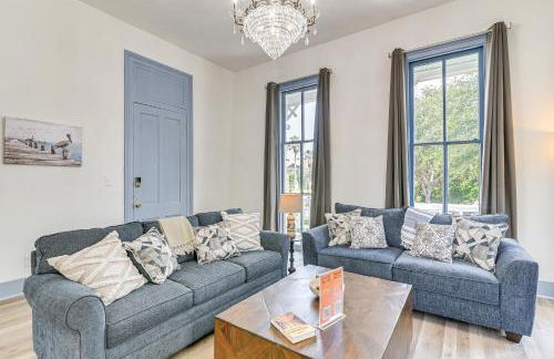 Walk to The Strand Historic Family Base with Yard! - Foto 4