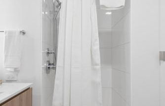 Lux Apts with Lake Views and Top Amenities - Foto 17