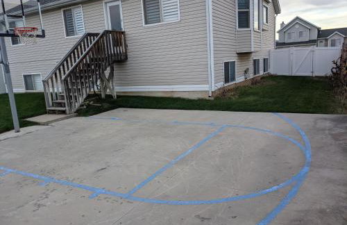 Beautiful Large Residential Home - Photo 15