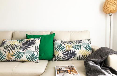 New Stunning Seaview Apartment with lovely balcony - Photo 9