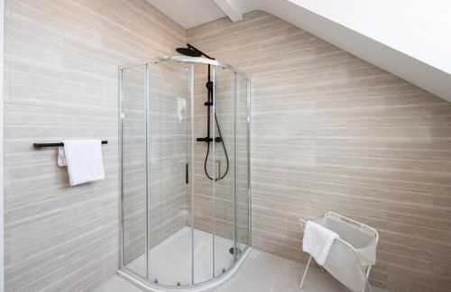 Stanway Apartments- Free Parking & Close To Tram Stop - Photo 29