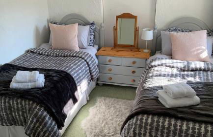 Cider Cottage - 3 Bedroom - Onsite Parking - Photo 10