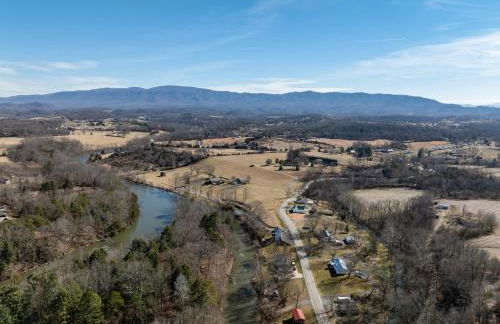 New Riverfront Home with Mtn Views - Foto 24