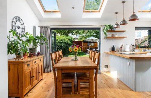 Charming Family Home with Stoves, Garden & Parking - Foto 10