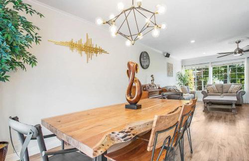 Charming Villa with Backyard Oasis Close to Beach - Foto 2