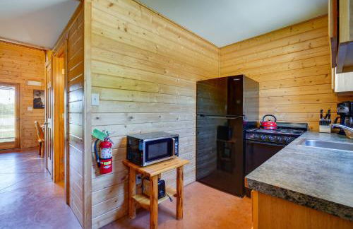 Lakefront Columbia Cabin with Porch and Shared Dock - Foto 9