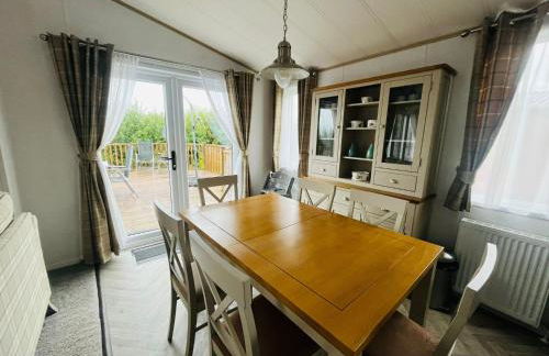 Hedgerow Lodge with Hot Tub - Foto 5