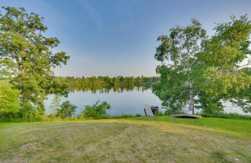 Lakefront Birchwood House with Deck and Fire Pit! - Foto 33