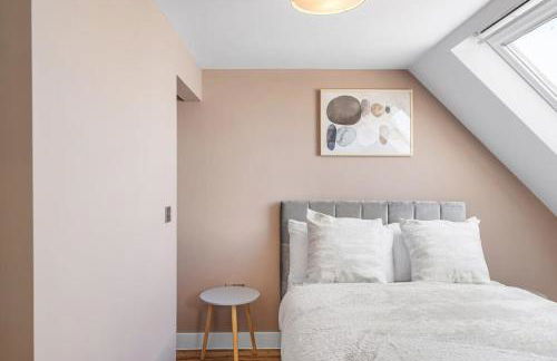 Stylish Apartment with Sea Views & Parking - Foto 16