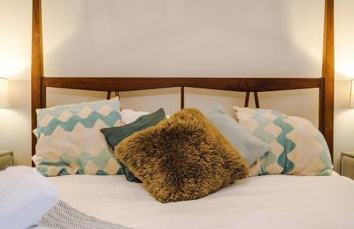 4 Bed House - Sleeps 8 - Free Parking - Manchester - Foto 14