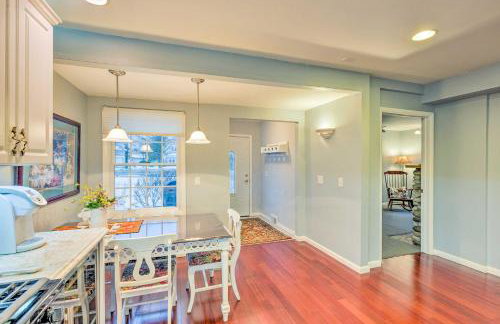 Elegant Stone Cottage Steps to Crystal Lake Beach - Foto 7