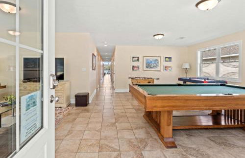 Expansive Lakefront Home with Private Dock - Foto 23