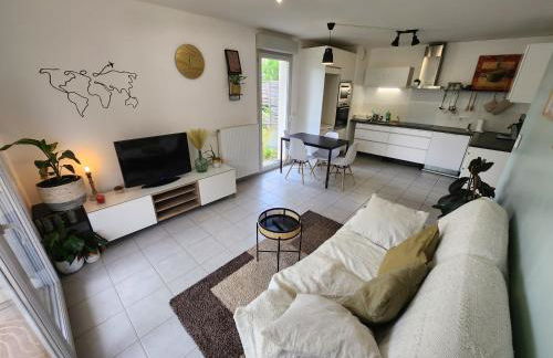 Appt 2 chambres au calme - jardin privé - Metro D, Eurexpo, Groupama Stadium - Foto 1