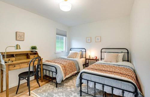 Walk to Shops and Dining Glen Cove Apt with Yard! - Photo 16