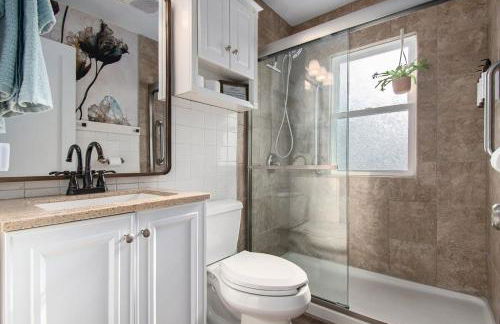 Bright & Stylish 4BR Spot - Close to Downtown Fun - Foto 34