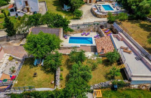 LUXURY VILLA ON SPACIOUS PRIVATE PROPERTY - Photo 68