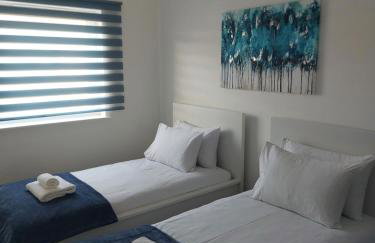 Beautiful 4-Bedroom House with Private Garden & Parking - Foto 3