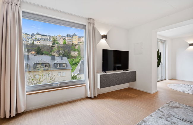 Modern Apt Old Town w Panoramic View ID4 - Photo 12