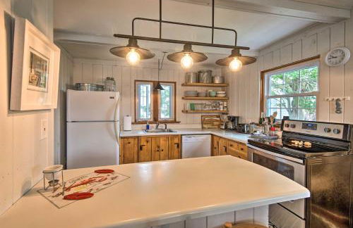 Charming Pine Point Cottage - 2 Blocks to Ocean! - Foto 8