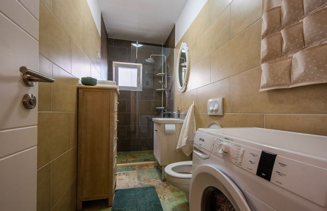 Charming and Tranquil Kastel Gomilica Apartment With Balcony and Patio - Foto 31