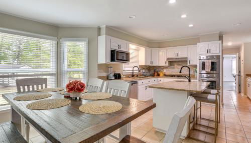 Patio and Pool Table Lake Marion Getaway - Foto 2