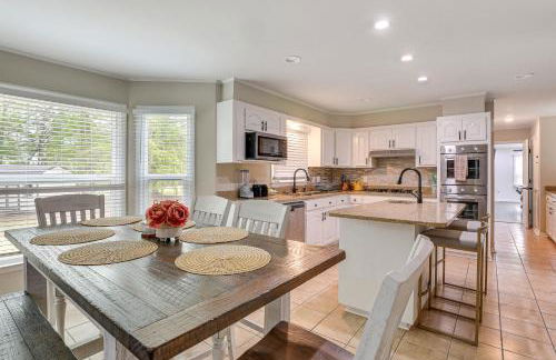 Patio and Pool Table Lake Marion Getaway - Foto 2