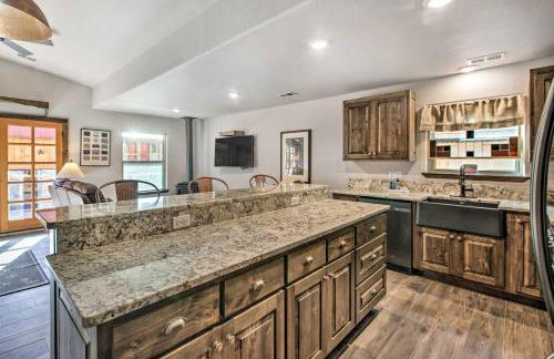 Unique Mtn Getaway with Stunning Outdoor Area! - Foto 10